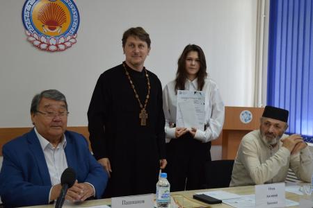 Первый секретарь Калмыцкого рескома партии Николай Нуров вручил именные стипендии студентам КФ РГУ СоцТех