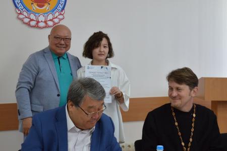 Первый секретарь Калмыцкого рескома партии Николай Нуров вручил именные стипендии студентам КФ РГУ СоцТех