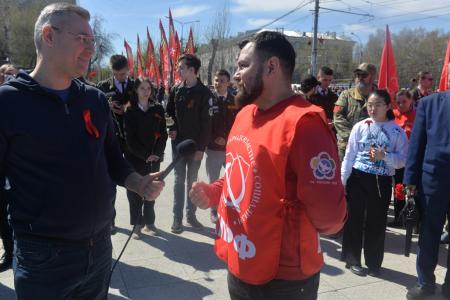 Новосибирцы вынесли огромное Знамя Победы к Монументу Славы