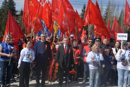 Новосибирцы вынесли огромное Знамя Победы к Монументу Славы