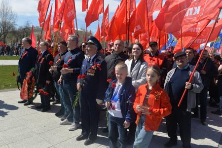 Новосибирцы вынесли огромное Знамя Победы к Монументу Славы