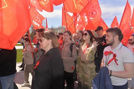 Новосибирцы вынесли огромное Знамя Победы к Монументу Славы