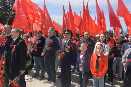 Новосибирцы вынесли огромное Знамя Победы к Монументу Славы