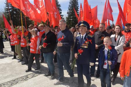 Новосибирцы вынесли огромное Знамя Победы к Монументу Славы