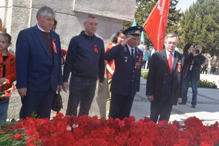 Новосибирцы вынесли огромное Знамя Победы к Монументу Славы