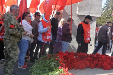 Новосибирцы вынесли огромное Знамя Победы к Монументу Славы