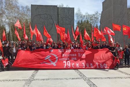 Новосибирцы вынесли огромное Знамя Победы к Монументу Славы