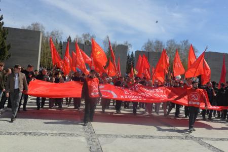 Новосибирцы вынесли огромное Знамя Победы к Монументу Славы