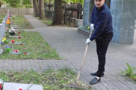 В Воронеже комсомольцы привели в порядок могилы красноармейцев, освобождавших город