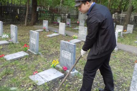 В Воронеже комсомольцы привели в порядок могилы красноармейцев, освобождавших город