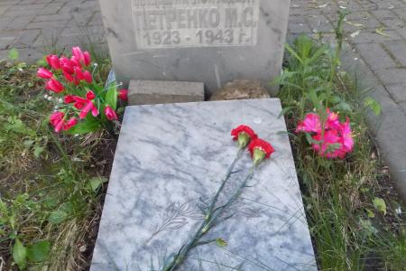 В Воронеже комсомольцы привели в порядок могилы красноармейцев, освобождавших город