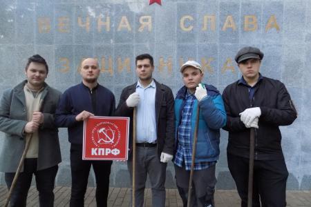 В Воронеже комсомольцы привели в порядок могилы красноармейцев, освобождавших город