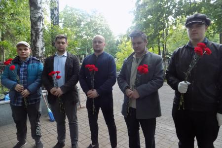 В Воронеже комсомольцы привели в порядок могилы красноармейцев, освобождавших город