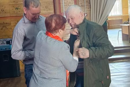 Забайкальские коммунисты наградили детей войны Ясногорска Оловяннинского района в преддверии 9 Мая