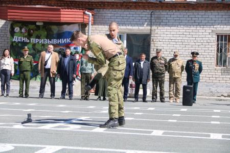 Коммунисты Тюмени посетили "День призывника"