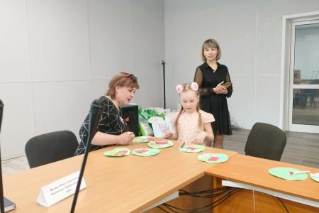 Забайкальские коммунисты вручили продуктовые наборы многодетным семьям Читинского района