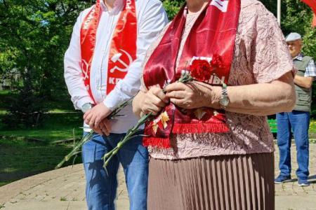Коммунисты Калининграда отметили 1 мая у памятника Тельману