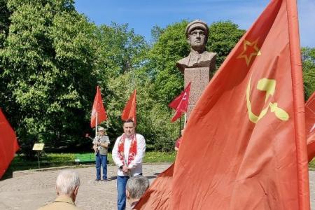 Коммунисты Калининграда отметили 1 мая у памятника Тельману