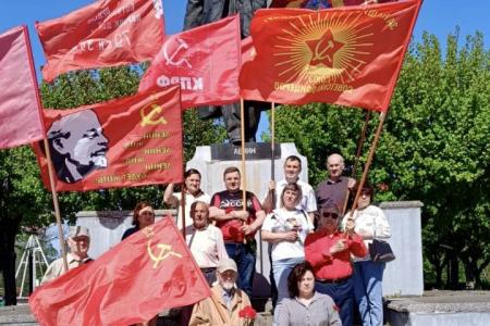 Коммунисты Калининграда отметили 1 мая у памятника Тельману