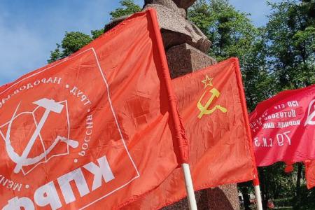 Коммунисты Калининграда отметили 1 мая у памятника Тельману