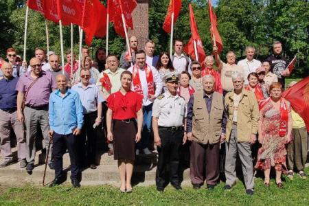 Коммунисты Калининграда отметили 1 мая у памятника Тельману