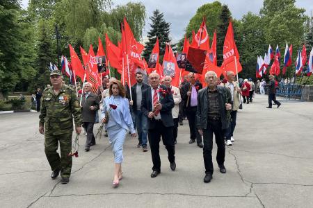 В Симферополе коммунисты возложили цветы к Вечному огню на могиле Неизвестного солдата в честь 79-летия Победы