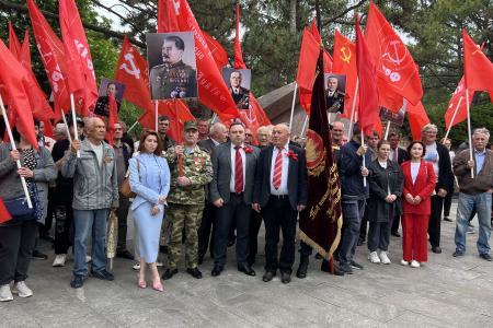 В Симферополе коммунисты возложили цветы к Вечному огню на могиле Неизвестного солдата в честь 79-летия Победы