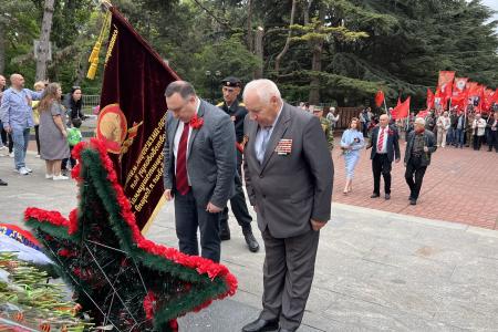В Симферополе коммунисты возложили цветы к Вечному огню на могиле Неизвестного солдата в честь 79-летия Победы