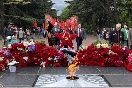 В Симферополе коммунисты возложили цветы к Вечному огню на могиле Неизвестного солдата в честь 79-летия Победы