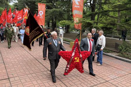 В Симферополе коммунисты возложили цветы к Вечному огню на могиле Неизвестного солдата в честь 79-летия Победы