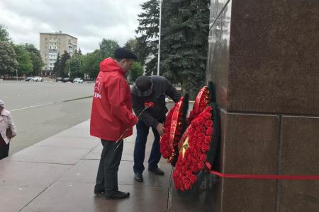 В столице Карачаево-Черкесии памятник Ленину заколачивают в ящик к 9 мая