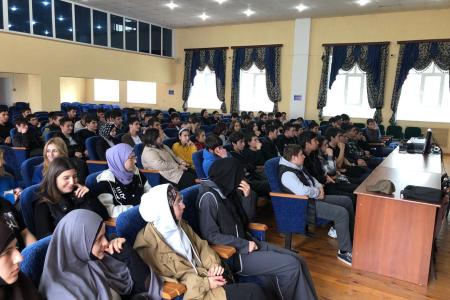 Встреча комсомольцев со студентами в Махачкале на тему Великой Отечественной войны: память и гордость