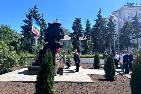 ЛНР. Казбек Тайсаев принял участие в концерте, посвященном 100-летию со дня рождения героев-молодогвардейцев