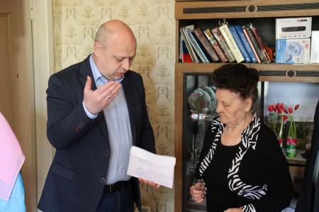 Лидер Сталинградских коммунистов Тамара Головачева оказала помощь ветерану труда