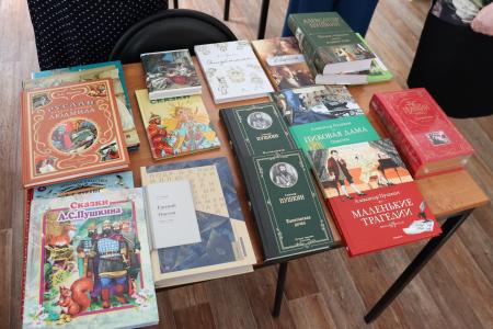 Тамара Головачева подарила книги Пушкина библиотеке Ворошиловского района г. Волгограда