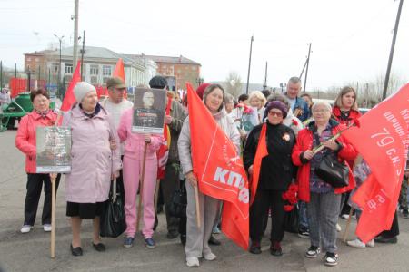 Забайкальские коммунисты украсили торжественные митинги копиями Знамени Победы 9 Мая