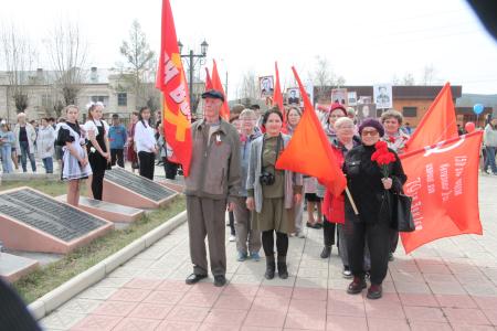 Забайкальские коммунисты украсили торжественные митинги копиями Знамени Победы 9 Мая