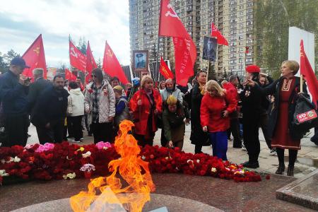 Тюменские коммунисты в День Победы провели серию возложений цветов к памятникам