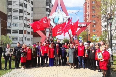 Тюменские коммунисты в День Победы провели серию возложений цветов к памятникам