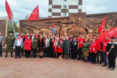 Тюменские коммунисты в День Победы провели серию возложений цветов к памятникам