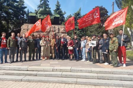 Коммунисты и Комсомольцы ДНР провели автопробег в честь Дня Победы