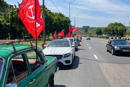 Коммунисты и Комсомольцы ДНР провели автопробег в честь Дня Победы