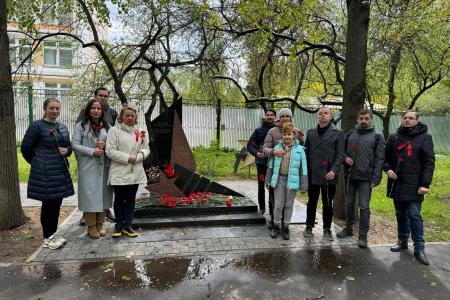 Москва. Народная приемная КПРФ в ВАО. Депутаты-коммунисты и актив Первомайского райкома КПРФ провели памятные акции у мемориальных комплексов героев