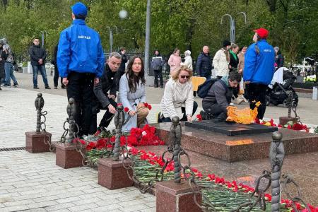 Москва. Народная приемная КПРФ в ВАО. Депутаты-коммунисты и актив Первомайского райкома КПРФ провели памятные акции у мемориальных комплексов героев