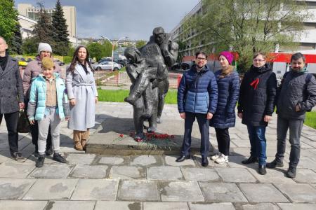 Москва. Народная приемная КПРФ в ВАО. Депутаты-коммунисты и актив Первомайского райкома КПРФ провели памятные акции у мемориальных комплексов героев