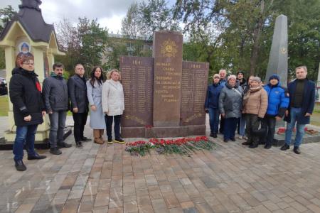 Москва. Народная приемная КПРФ в ВАО. Депутаты-коммунисты и актив Первомайского райкома КПРФ провели памятные акции у мемориальных комплексов героев