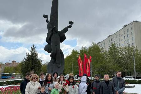 Москва. Народная приемная КПРФ в ВАО. Депутаты-коммунисты и актив Первомайского райкома КПРФ провели памятные акции у мемориальных комплексов героев