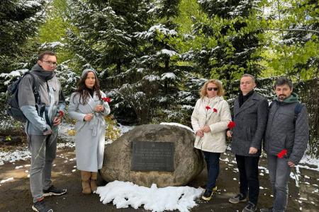 Москва. Народная приемная КПРФ в ВАО. Депутаты-коммунисты и актив Первомайского райкома КПРФ провели памятные акции у мемориальных комплексов героев