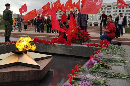 Коммунисты Самары возложили цветы к Вечному огню в знак благодарности героям Великой Отечественной войны