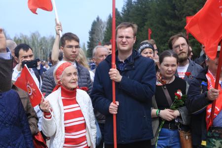 Омск. Коммунисты возложили цветы к Вечному Огню